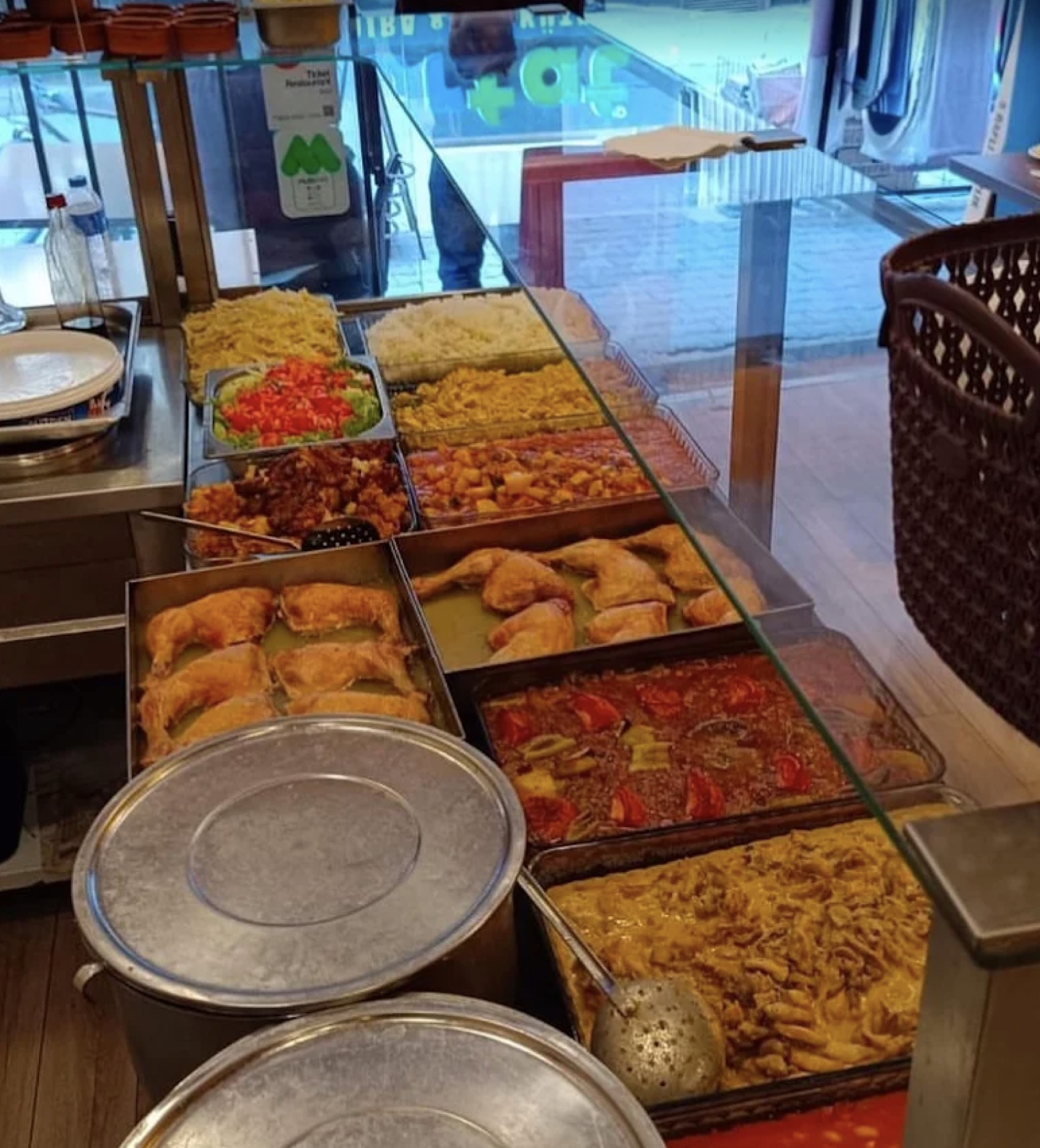 Resto35 tezgahında günün taze ev yemekleri